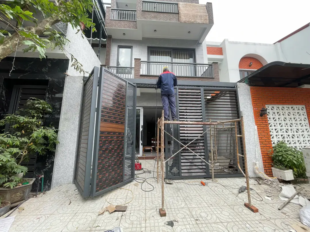 Thi công cổng và hàng rào chớp nhôm nhà phố