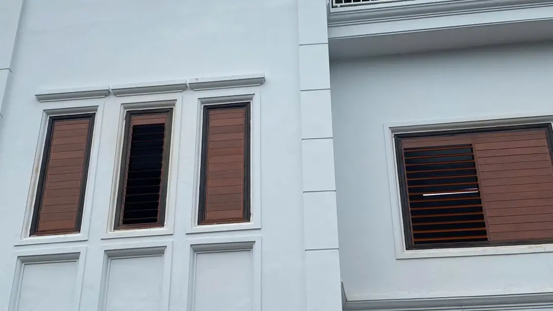 Chọn cửa chớp cho phòng ngủ: nắng, mưa tạt, riêng tư